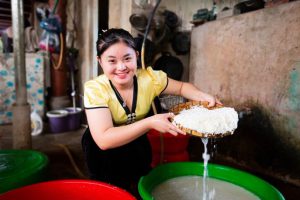 Cô giám đốc trẻ Lò Chúc Chi khởi nghiệp kinh doanh các sản phẩm truyền thông của người dân tộc Thái tại Mường Lay