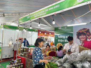 Khách tham quan và mua sản phẩm tại gian hàng của SGB