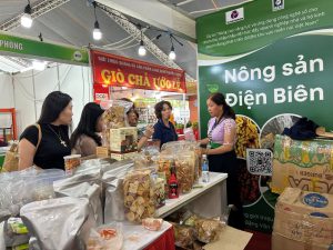 Khách tham quan và mua sản phẩm tại gian hàng của SGB